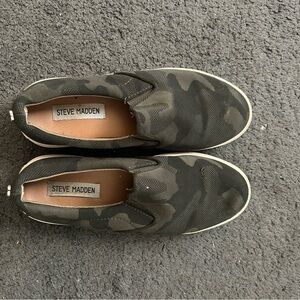 Steve Madden Black and Gray Camouflage Slip-Ons